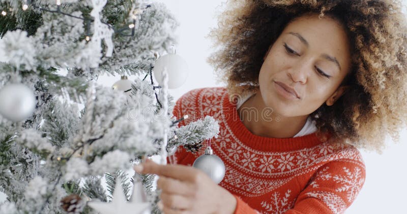 Attraktive Frau, die den Baum für Weihnachten vorbereitet stockbild Attraktive Frau, die den Baum für Weihnachten vorbereitet stockbild