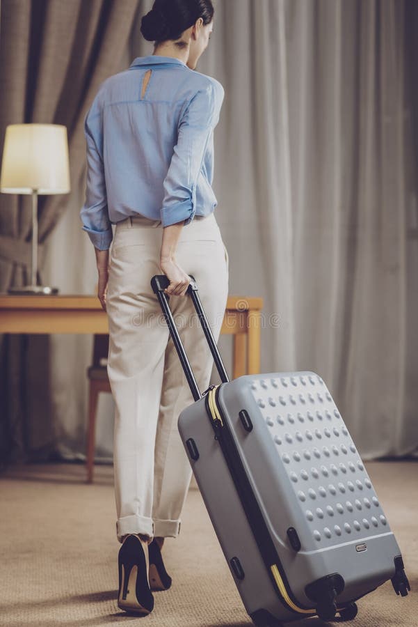 Attraktive Frau, die mit einer Reise beginnt lizenzfreies stockfoto