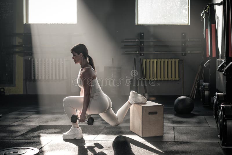 Attraktive Frau machen Übungen auf Beinen