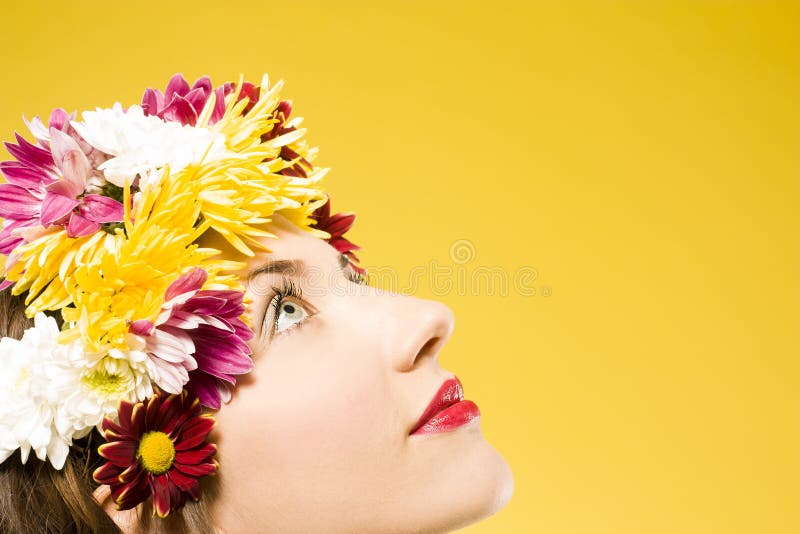 Attraktive Frau mit einer Frisur lizenzfreie stockfotos Attraktive Frau mit einer Frisur lizenzfreie stockfotos