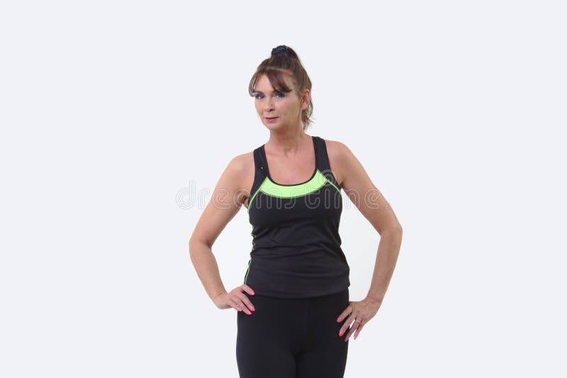 Attraktive Frau von mittlerem Alter im Sport übersetzen bereites zu trainieren lizenzfreies stockbild Attraktive Frau von mittlerem Alter im Sport übersetzen bereites zu trainieren lizenzfreies stockbild