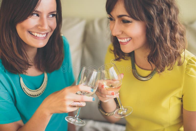 Attraktive Frau zwei, die mit Champagner röstet stockfotos Attraktive Frau zwei, die mit Champagner röstet stockfotos
