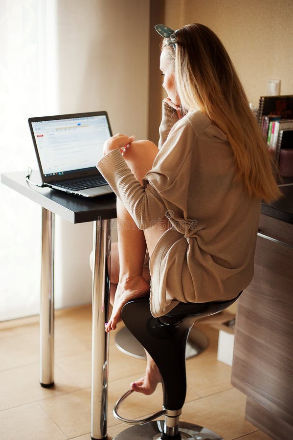 Attraktive junge Frau, die Laptop bei zu Hause sich entspannen verwendet Schießen von hinten Lebensstil im wirklichen Innenraum lizenzfreie stockfotos Attraktive junge Frau, die Laptop bei zu Hause sich entspannen verwendet Schießen von hinten Lebensstil im wirklichen Innenraum lizenzfreie stockfotos