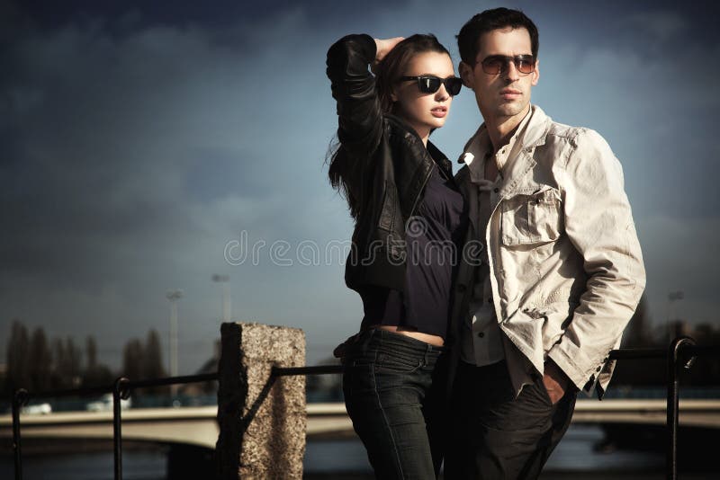 Attraktive junge Paare stockfotografie Attraktive junge Paare stockfotografie