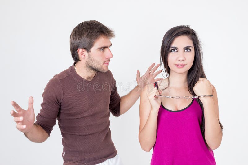 Attraktive junge Paare mit den Handschellen stockfotografie Attraktive junge Paare mit den Handschellen stockfotografie