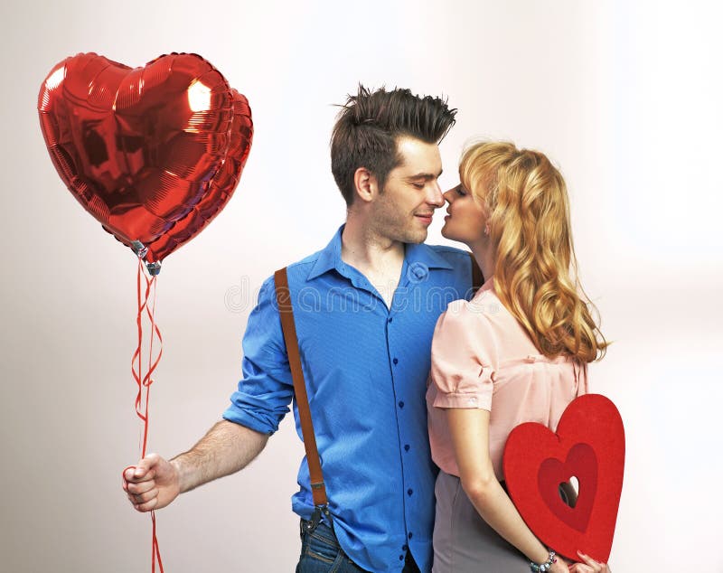 Attraktive junge Paare während des Valentinstags Attraktive junge Paare während des Valentinstags