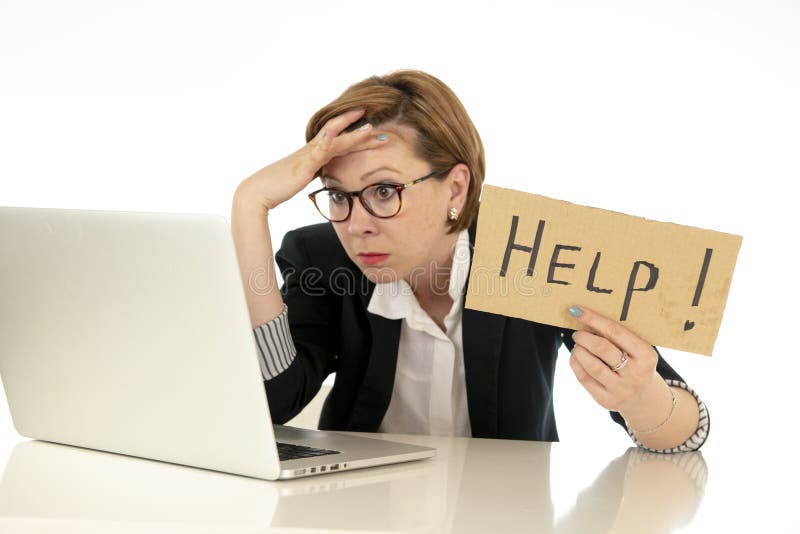 Attraktive Junge überwältigt und frustrierte Geschäftsfrau, die an ihrem Computer bittet um Hilfe arbeitet