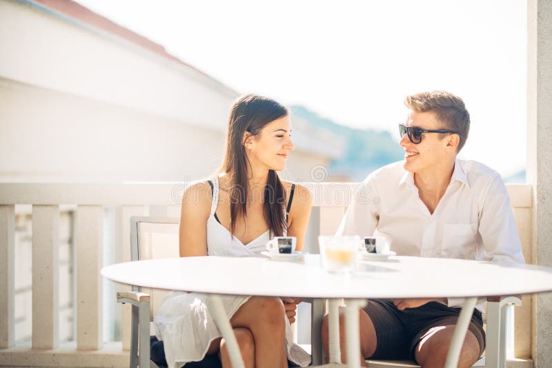 Attraktive Paare, die erstes Datum haben Blind-Date Kaffee mit einem Freund Lächelnde glückliche Menschen, die einen Kaffee, dati