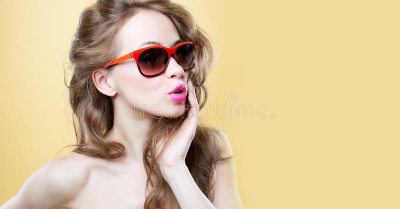 Attraktive überraschte tragende Sonnenbrille der jungen Frau lizenzfreies stockfoto Attraktive überraschte tragende Sonnenbrille der jungen Frau lizenzfreies stockfoto