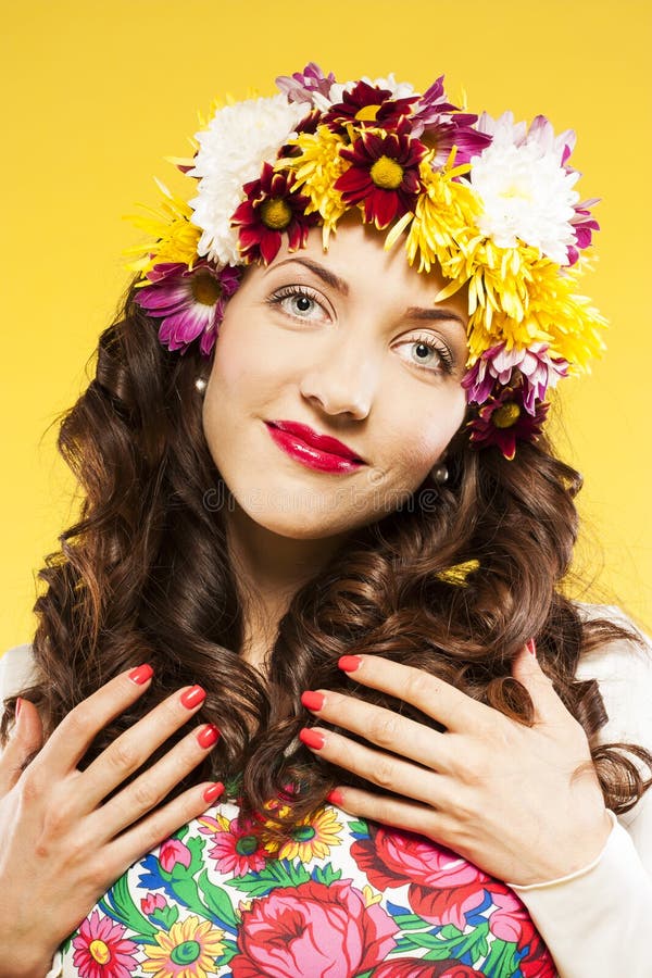 Attraktiver Brunette mit dem schicken gelockten Haar. Studio lizenzfreie stockfotografie Attraktiver Brunette mit dem schicken gelockten Haar. Studio lizenzfreie stockfotografie
