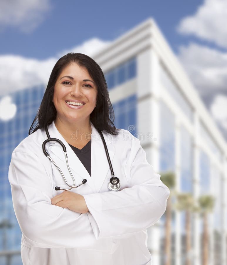 Attraktiver hispanischer Doktor oder Krankenschwester vor Gebäude lizenzfreie stockbilder Attraktiver hispanischer Doktor oder Krankenschwester vor Gebäude lizenzfreie stockbilder