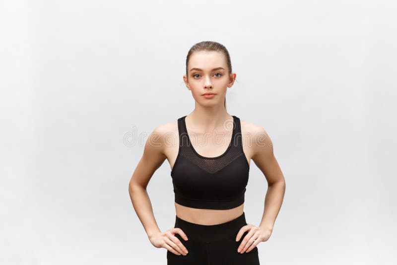 Attraktiver junger Erwachsener in der Sportkleidung, die auf weißem Hintergrund aufwirft Sexy und sinnliche brunette Frau mit per stockbilder Attraktiver junger Erwachsener in der Sportkleidung, die auf weißem Hintergrund aufwirft Sexy und sinnliche brunette Frau mit per stockbilder