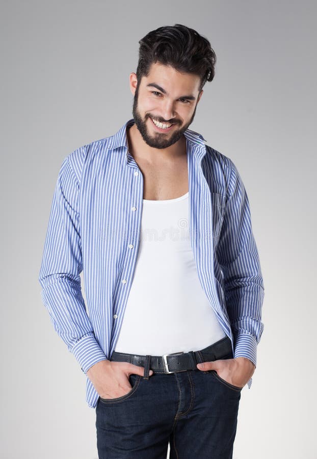 Attraktiver sexy Mann mit Bart gekleidetem zufälligem stockbilder