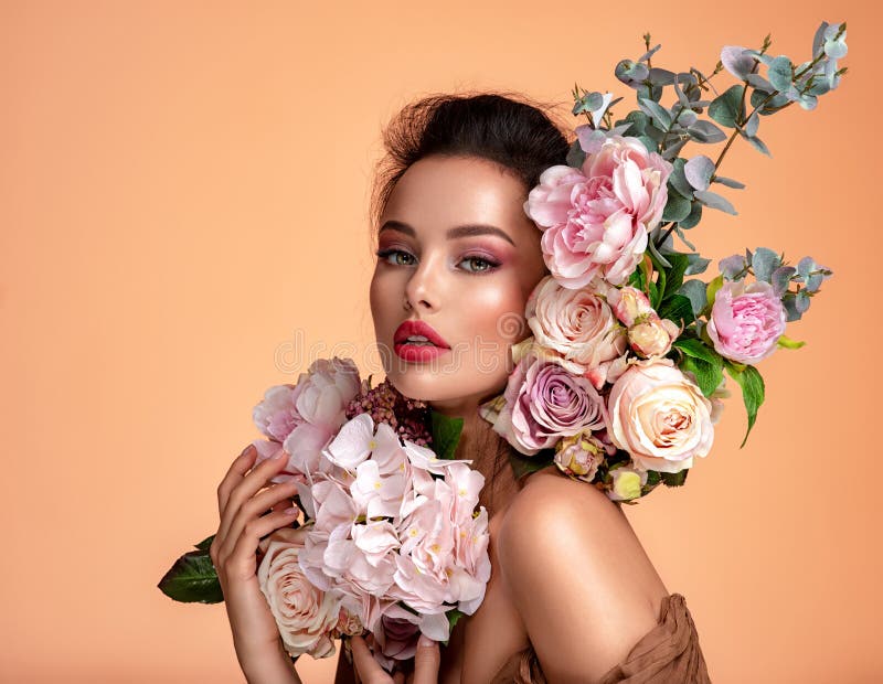Attraktives brunette Mädchen mit großem schönem Strauß von Blumen Schönes weißes Mädchen mit Blumen Frau mit hellem Hübsche lizenzfreie stockbilder
