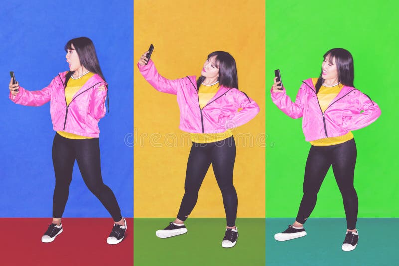 Attraktives Hippie-Mädchen, das selfie Foto macht stockbilder Attraktives Hippie-Mädchen, das selfie Foto macht stockbilder