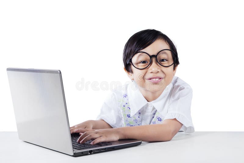 Attraktives kleines Mädchen verwendet Laptop und das Lächeln stockfoto Attraktives kleines Mädchen verwendet Laptop und das Lächeln stockfoto
