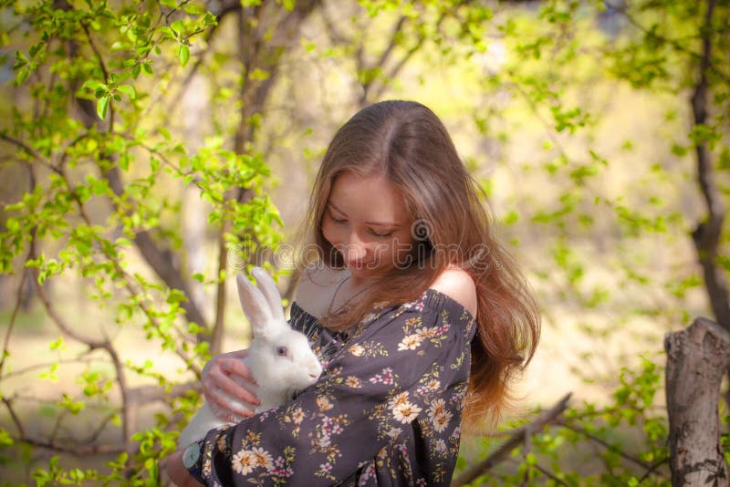 Attraktives Mädchen mit einem weißen Magic und fantastischen Kaninchen Ostern lizenzfreie stockbilder