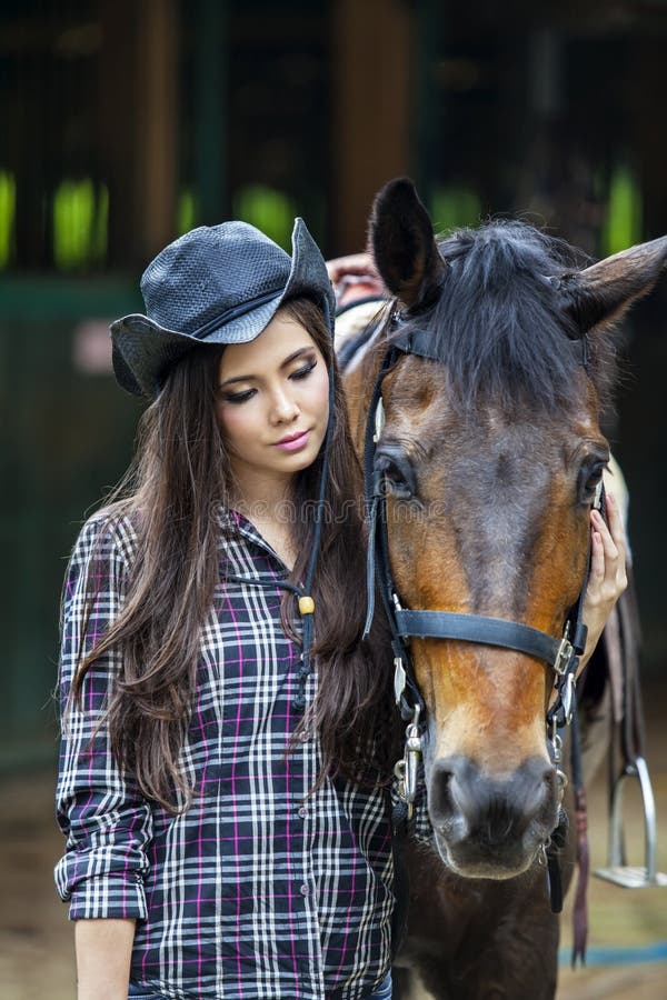 Attraktives Mädchen mit Pferd stockfotografie Attraktives Mädchen mit Pferd stockfotografie
