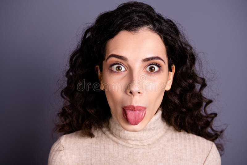 Attraktives recht nettes des nahen hohen Fotos sie ihre der Personenzunge Dame kichernde humorvolle Stimmung des unhöflichen Mund stockfotos Attraktives recht nettes des nahen hohen Fotos sie ihre der Personenzunge Dame kichernde humorvolle Stimmung des unhöflichen Mund stockfotos