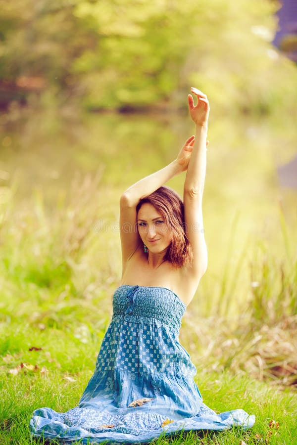 Attraktives sinnliches junges Mädchen, das im Wald aufwirft lizenzfreies stockfoto Attraktives sinnliches junges Mädchen, das im Wald aufwirft lizenzfreies stockfoto