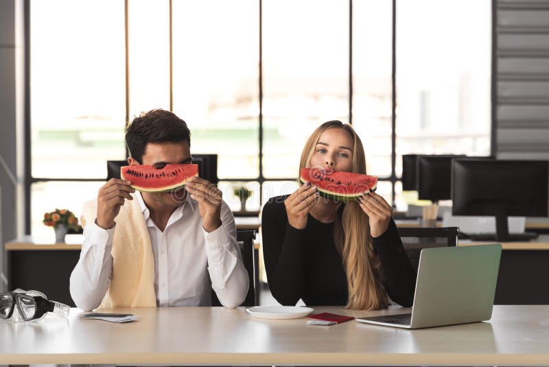 Attraktivt Caucasian aff?rsfolk som i regeringsst?llning ?ter vattenmelon Begrepp f?r sommarsemestrar royaltyfria foton Attraktivt Caucasian aff?rsfolk som i regeringsst?llning ?ter vattenmelon Begrepp f?r sommarsemestrar royaltyfria foton