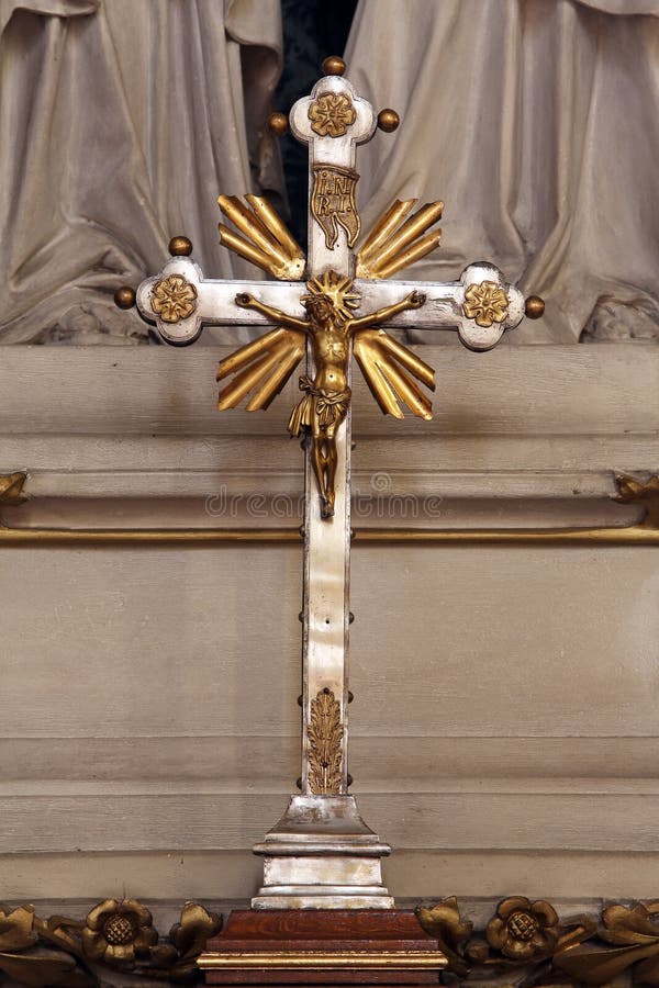 Attraversi sull'altare di St Peter e di Paul nella cattedrale di Zagabria dedicata all'assunzione di Maria