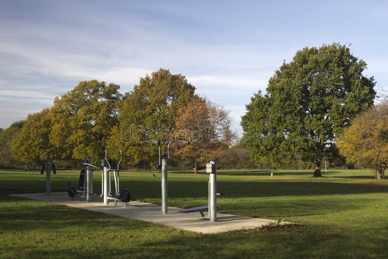 Attrezzatura all'aperto della palestra in Wickford Memorial Park, Essex, Inghilterra fotografie stock libere da diritti Attrezzatura all'aperto della palestra in Wickford Memorial Park, Essex, Inghilterra fotografie stock libere da diritti