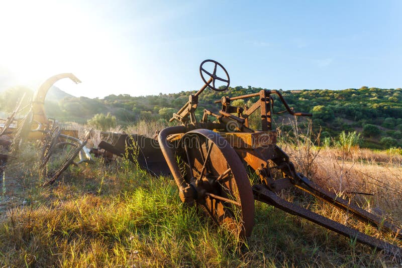 Attrezzatura antica ad alba, Italia dell'azienda agricola fotografia stock libera da diritti Attrezzatura antica ad alba, Italia dell'azienda agricola fotografia stock libera da diritti