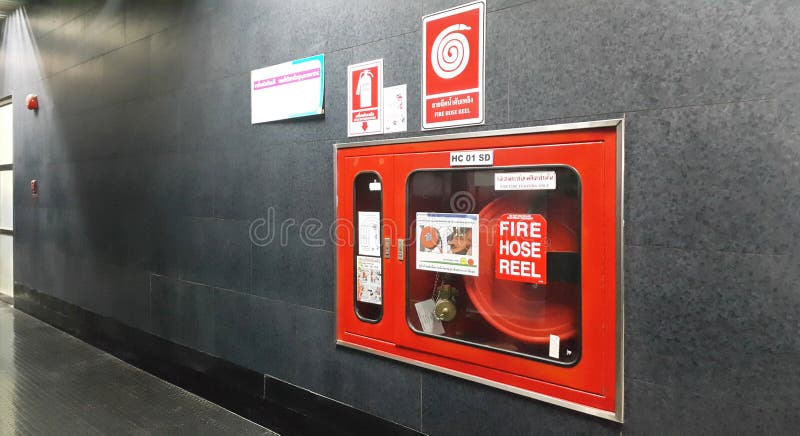 Attrezzatura dell'acqua per l'avvolgitore per tubo del fuoco in costruzione immagine stock libera da diritti