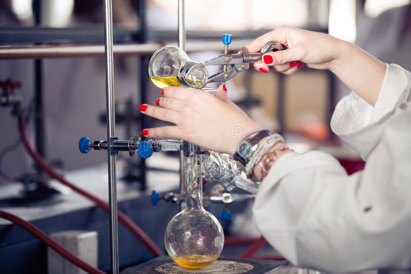 Attrezzatura di laboratorio per distillazione Separando le sostanze componenti dalla miscela liquida con evaporazione e condensaz