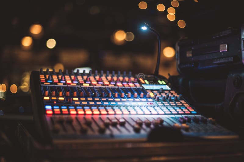 Attrezzatura di musica per controllo del tecnico del suono sulla fase del partito immagini stock libere da diritti Attrezzatura di musica per controllo del tecnico del suono sulla fase del partito immagini stock libere da diritti