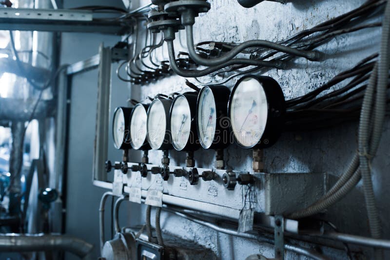 Attrezzatura di produzione del prodotto chimico e delle industrie farmaceutiche Fondo industriale interno tonificato blu Fabbrica immagini stock libere da diritti Attrezzatura di produzione del prodotto chimico e delle industrie farmaceutiche Fondo industriale interno tonificato blu Fabbrica immagini stock libere da diritti