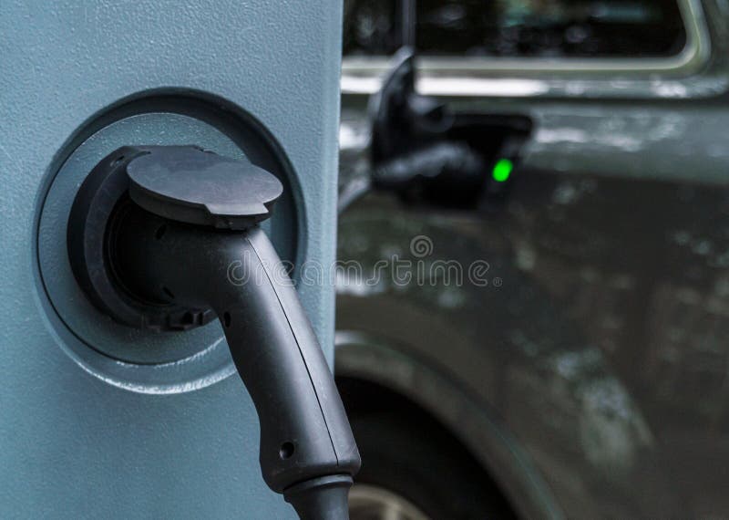 Attrezzatura di servizio del veicolo elettrico sulla via immagini stock libere da diritti Attrezzatura di servizio del veicolo elettrico sulla via immagini stock libere da diritti