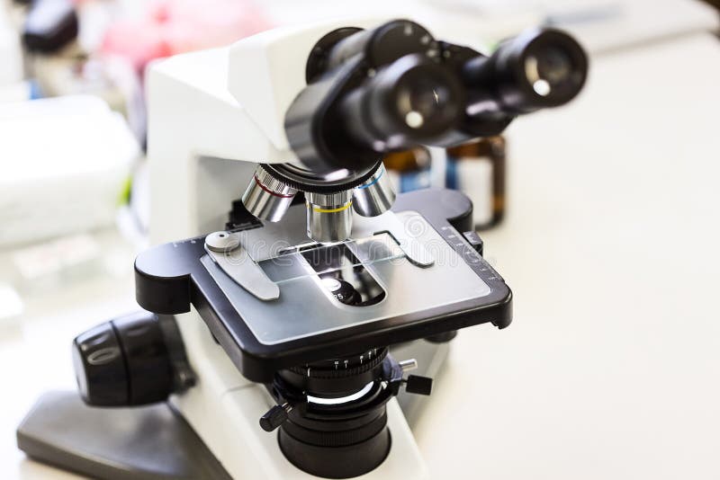 Attrezzature Mediche; K Di Pronto Soccorso; Appunti E Penna Su Sfondo Blu 2773669