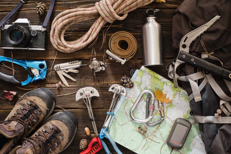 Attrezzatura necessaria per alpinismo e fare un'escursione fotografie stock Attrezzatura necessaria per alpinismo e fare un'escursione fotografie stock