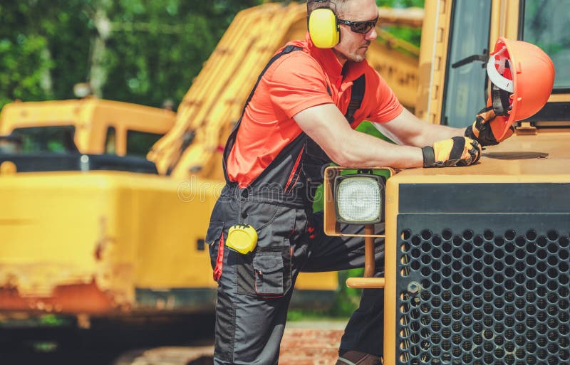 Attrezzatura per il controllo degli operai edili in ingranaggi luminosi in un cantiere fotografia stock libera da diritti
