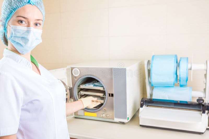 Attrezzatura per pulizia sterile del lavoro degli strumenti medici fotografia stock libera da diritti Attrezzatura per pulizia sterile del lavoro degli strumenti medici fotografia stock libera da diritti