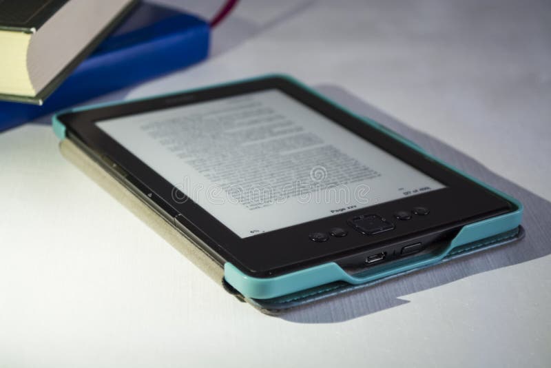 Attrezzatura portatile moderna Il testo stampato inglese I libri pubblicati ed il libro elettronico fotografia stock Attrezzatura portatile moderna Il testo stampato inglese I libri pubblicati ed il libro elettronico fotografia stock