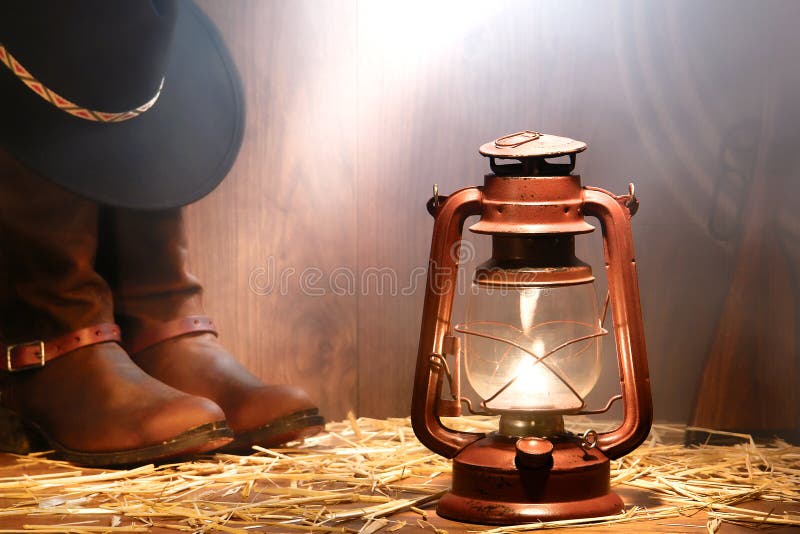 Attrezzo del cowboy del rodeo e lampada di cherosene ad ovest americani immagini stock Attrezzo del cowboy del rodeo e lampada di cherosene ad ovest americani immagini stock