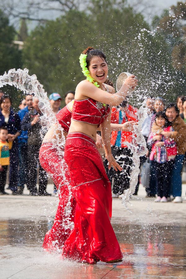Attrici che eseguono nel festival di spruzzatura immagini stock Attrici che eseguono nel festival di spruzzatura immagini stock