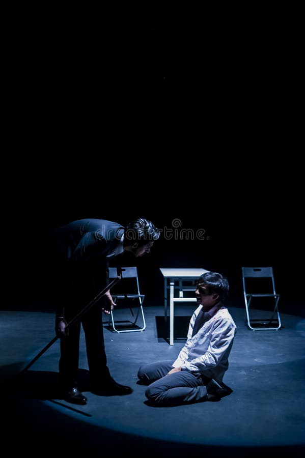 Atuação no estúdio escuro imagem de stock