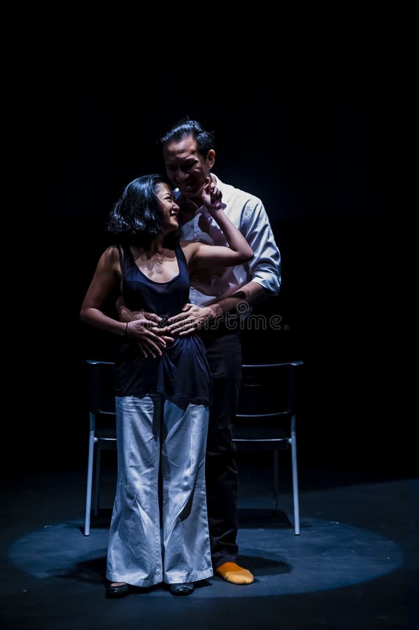 Atuação no estúdio escuro fotografia de stock royalty free