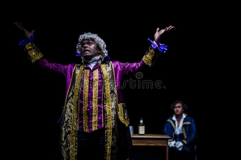 Atuação em estúdio escuro fotografia de stock royalty free