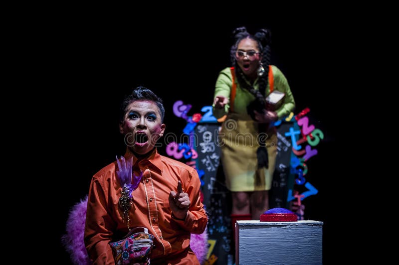 Atuação no estúdio escuro fotografia de stock