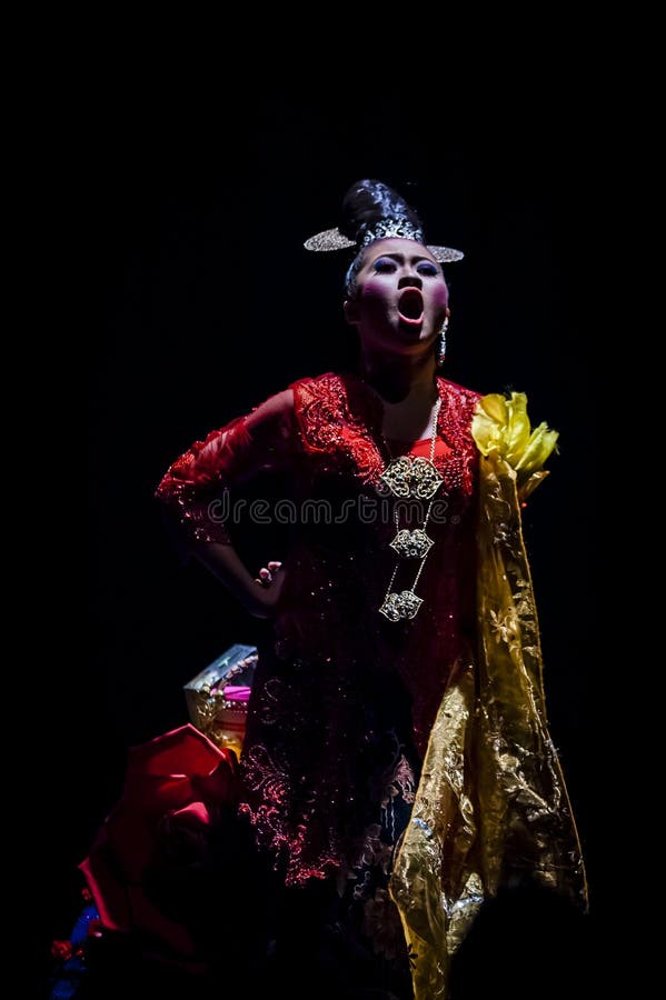 Atuação no estúdio escuro fotografia de stock