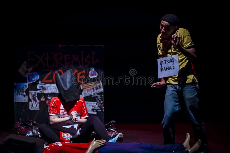 Atuação no estúdio escuro imagem de stock royalty free