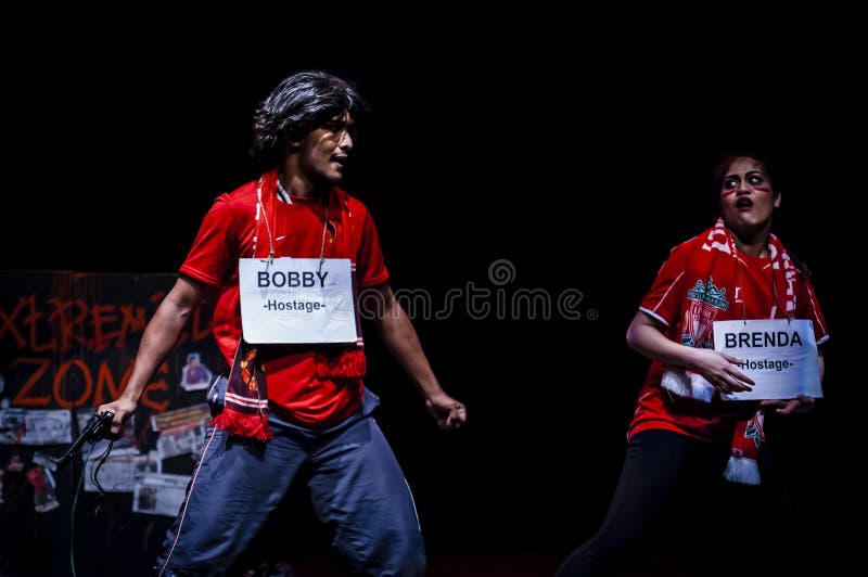 Atuação no estúdio escuro fotografia de stock royalty free