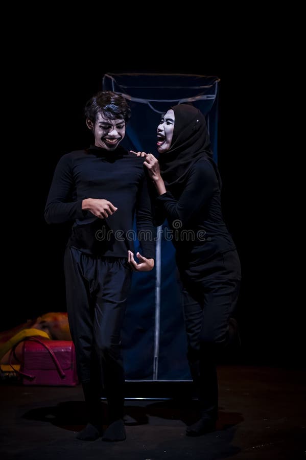 Atuação no estúdio escuro imagem de stock royalty free