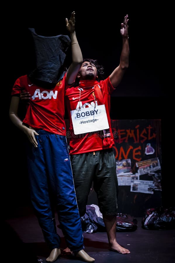 Atuação no estúdio escuro foto de stock