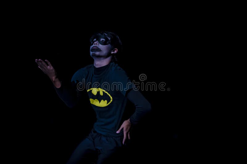 Atuação no estúdio escuro fotos de stock royalty free